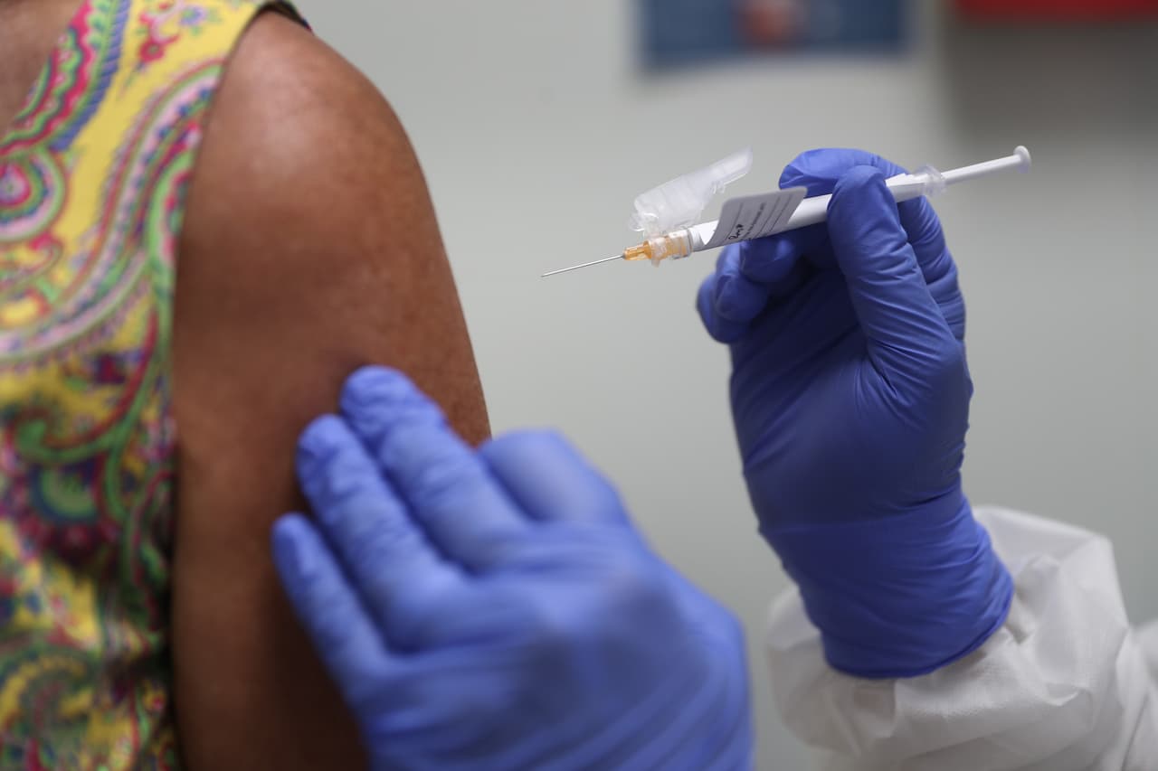 UT Health Austin comenzará a distribuir las primeras vacunas el martes por la mañana, una vez que las dosis se hayan descongelado a temperatura ambiente, de acuerdo a 
<a href="https://www.statesman.com/story/news/coronavirus/2020/12/14/ut-health-austin-among-4-texas-hospitals-receiving-covid-19-vaccine/6538782002/" target="_blank">Austin American Statesman. </a>