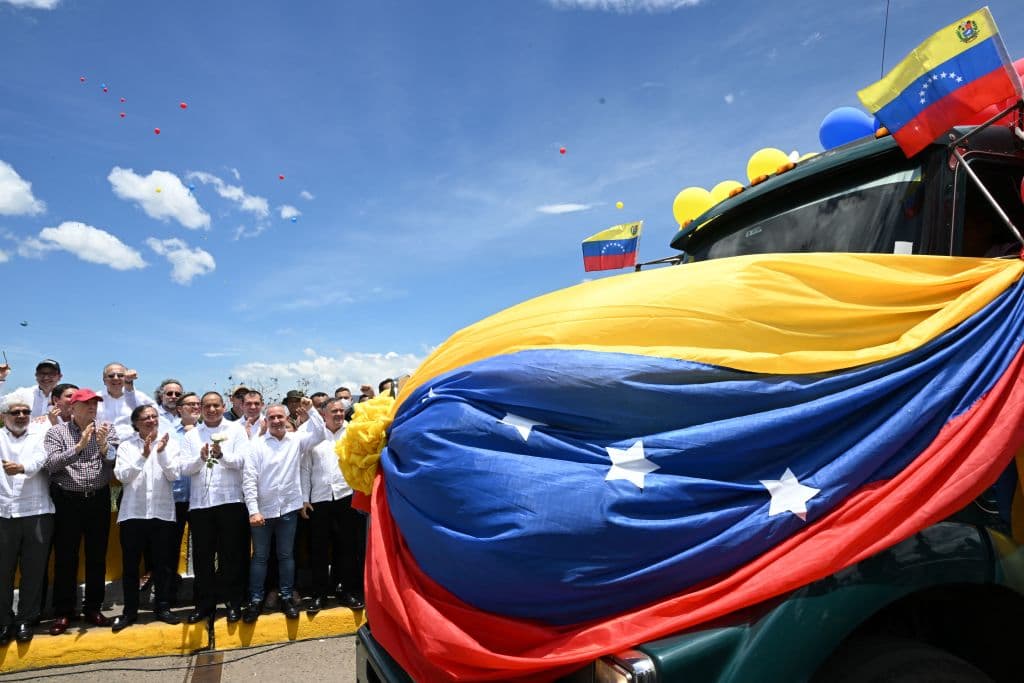 Venezuela y Colombia reabren su frontera terrestre compartida y reanudarán los vuelos comerciales tras renovar lazos diplomáticos cortados en 2019. 
<br>
<br>Un vehículo cargado de aluminio adornado con globos y la bandera de Venezuela y otro con medicamentos del lado colombiano cruzaron el lunes el puente internacional Simón Bolívar en un acto protocolario que selló el reinicio de las relaciones comerciales luego de siete años de tensiones políticas.
<br>