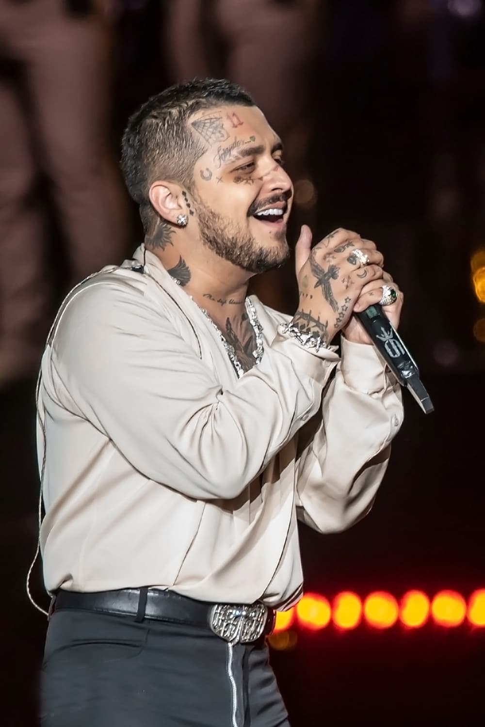 Cuántos tatuajes tiene Christian Nodal en las manos