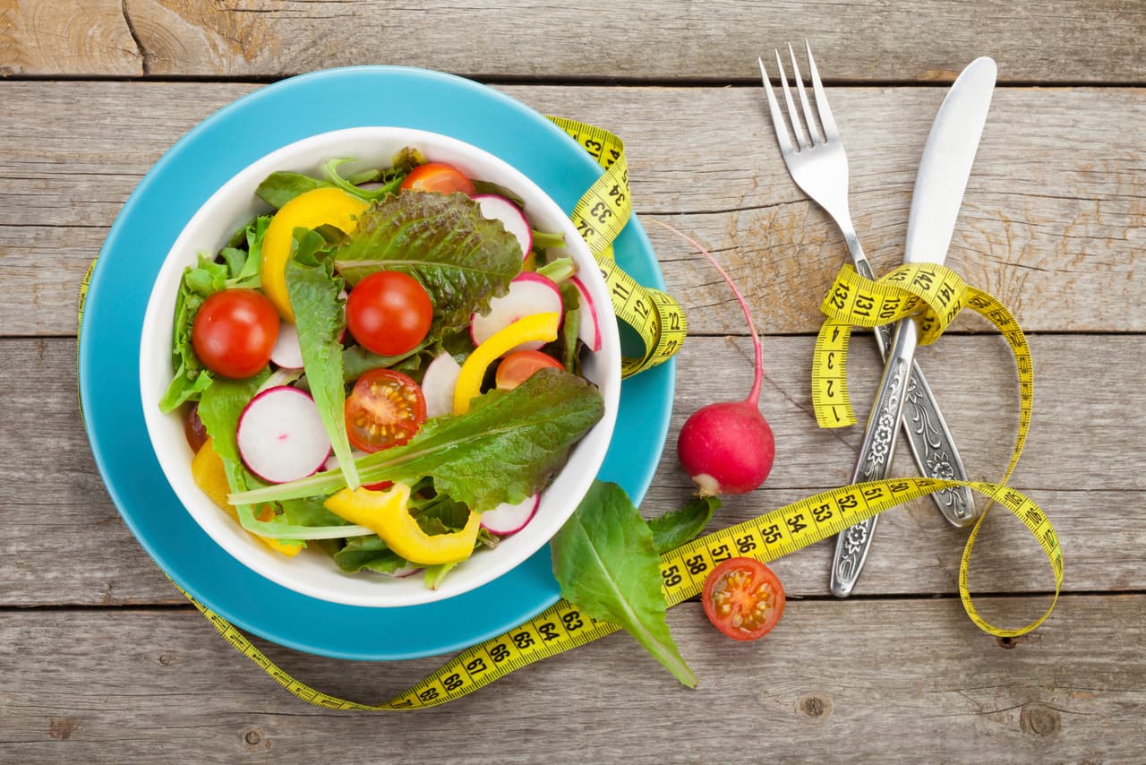 El entrenamiento adecuado para los abdominales empieza en la cocina, ya que gran parte de tu éxito dependerá de la alimentación.
<br>