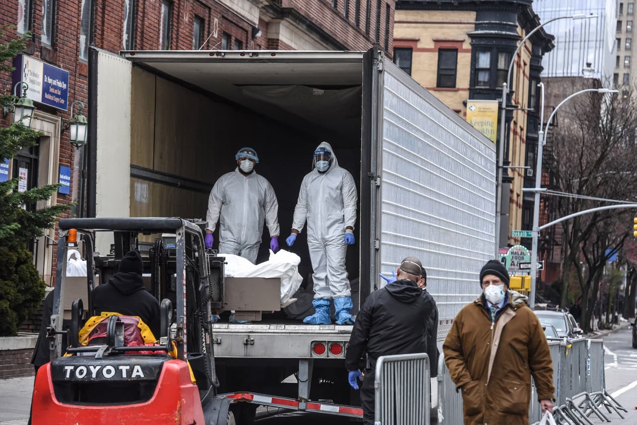 <b>Morgues abarrotadas.</b> Personal de un hospital de Brooklyn cuando llevaban cadáveres a un camión frigorífico, luego de que la morgue del centro se salud se viera sobrepasada por la cantidad de cuerpos. El sistema de salud de la ciudad de Nueva York se ha visto sobrepasado por la cantidad de casos de covid-19. 31 de marzo.