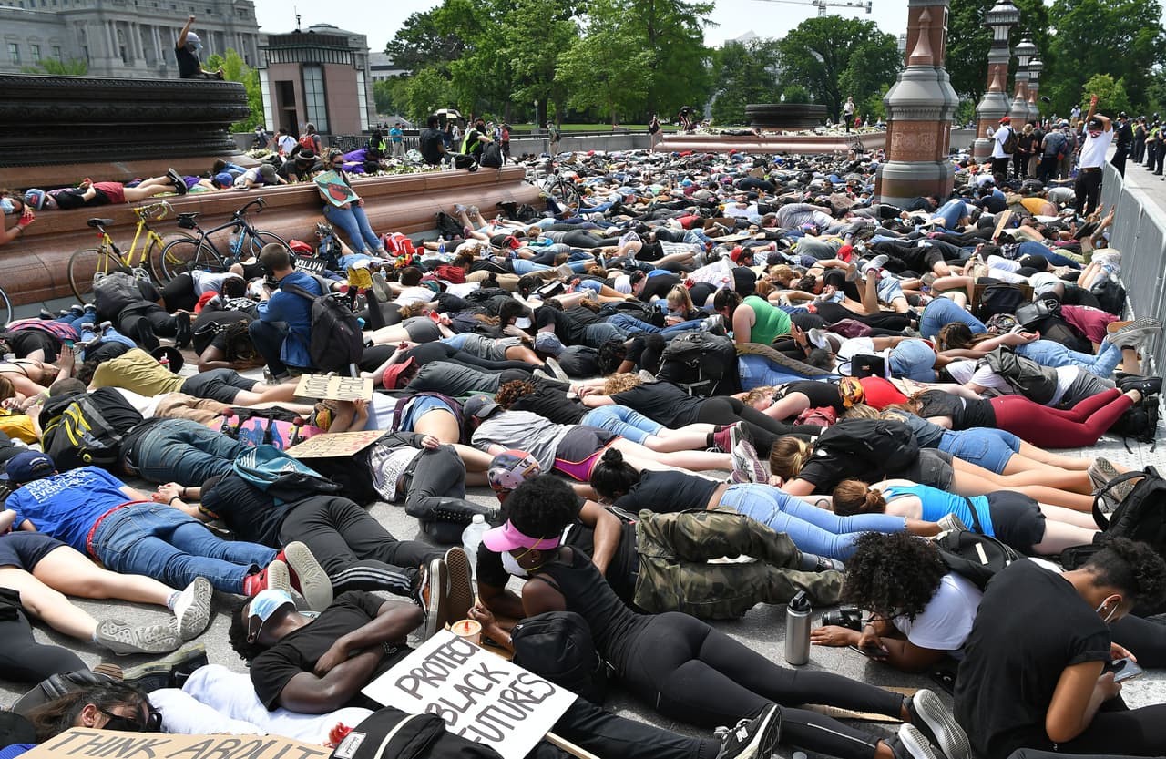 Multitudinaria protesta cerca del Capitolio, en Washington, DC. La 
<b><a href="https://www.univision.com/shows/noticiero-univision/muerte-de-george-floyd-fue-causada-por-asfixia-debido-a-la-presion-en-su-cuello-y-espalda-dice-autopsia-independiente-video">autopsia practicada al cuerpo de Floyd</a></b>
<a href="https://www.univision.com/shows/noticiero-univision/muerte-de-george-floyd-fue-causada-por-asfixia-debido-a-la-presion-en-su-cuello-y-espalda-dice-autopsia-independiente-video"> </a>por la Oficina del médico forense del condado de Hennepin indica que 
<b>tuvo múltiples lesiones por fuerza contundente y murió por asfixia mecánica</b> debido a la presión en su cuello.
