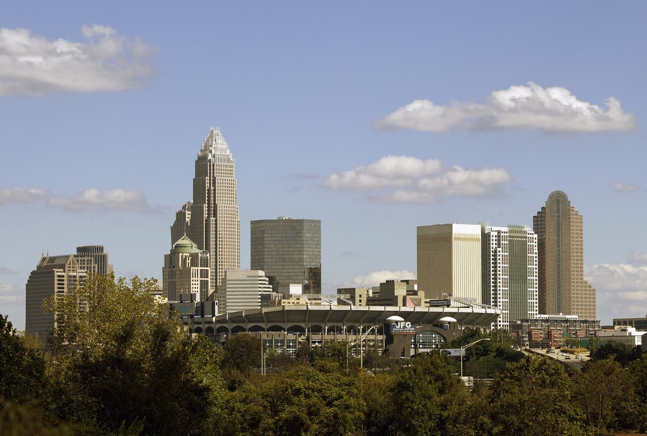 Los límites para las reuniones masivas se mantendrán en 25 personas en interiores y 50 personas en exteriores. 
<a href="https://www.univision.com/local/north-carolina-wuvc/roy-cooper-permite-la-reapertura-de-bares-y-anuncia-nueva-fase-en-carolina-del-norte">Más detalles aquí.</a>