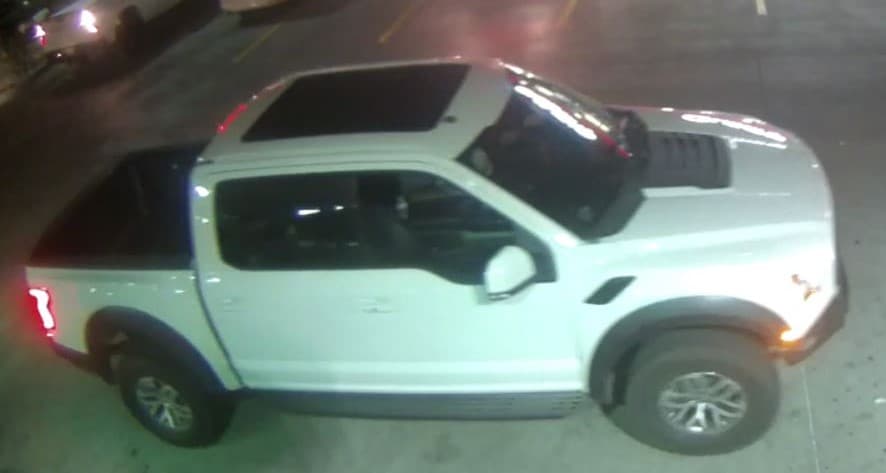 La víctima salió de la tienda, caminó hacia al estacionamiento y el sospechoso atropello intencionalmente a la víctima con su Ford Raptor blanca, reportó el departamento de policía de Phoenix. 
<br>