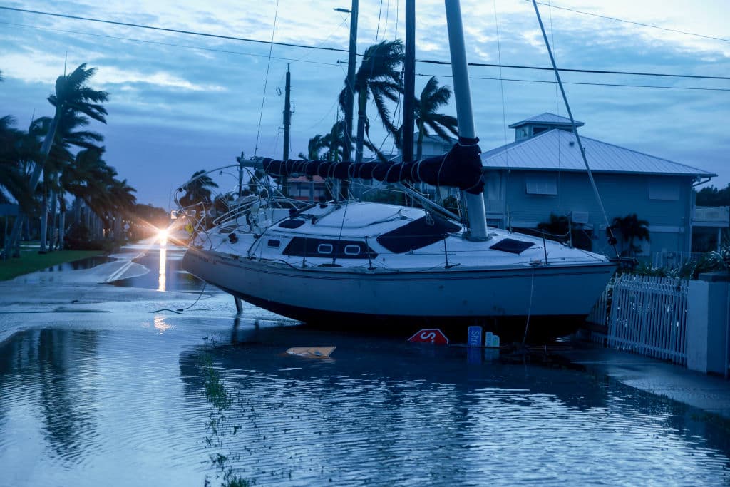 Restos de embarcaciones quedaron en medio de las calles del área de Punta Gorda, en Florida.