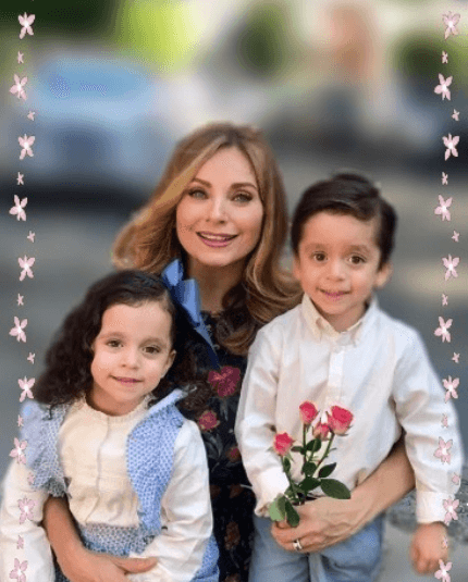 "Soy una mamá muy dedicada de 24/7 con mis niños. Digo que soy a toda madre", comentó. 
<br>
