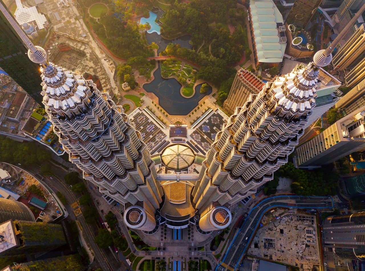 <b>Puesto 7: Malasia</b>. En este país de espectaculares ciudades, selvas tropicales y playas vírgenes una pareja puede vivir bien con 2,500 dólares mensuales. El alquiler de un apartamento en un rascacielos moderno en Kuala Lumpur (en la foto) o en un condominio frente a la playa cuesta entre 750 y 1,000 dólares mensuales, o menos si quiere algo más sencillo. La medicina es menos costosa que en Estados Unidos y muchos testimonios destacan la calidad del servicio. Este país es la base perfecta para explorar los innumerables tesoros naturales, históricos y culturales del sudeste asiático.