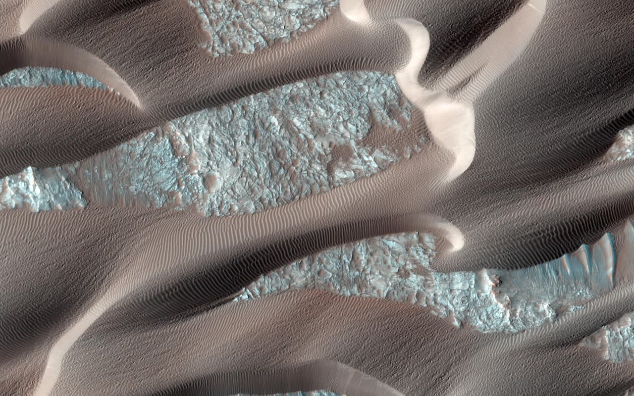 Nili Patera es una región de Marte en la que las dunas se mueven rápidamente. La cámara HiRISE del orbitador Reconnaissance monitorea esta área cada dos meses para ver los cambios estacionales y anuales.