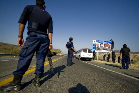 La protección se ha puesto hasta en las autopistas donde se puede ver a agentes y militares haciendo guardias con sus armas en mano.