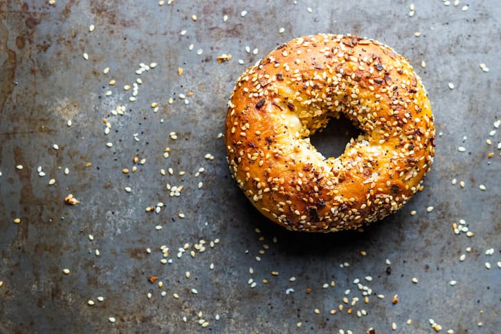Comieron bagels antes de dar a luz y dieron positivo a opioides: el calvario de dos madres acusadas de negligencia