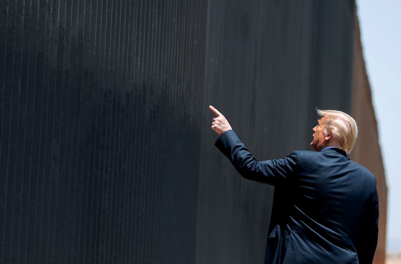 El presidente Trump Junto a una sección renovada de la valla fronteriza con México cerca de San Luis, Arizona. En su visita al estado fronterizo el mandatario le atribuyó a la valla no sólo haber frenado la inmigración ilegal, sino también al coronavirus, diciendo “frenó el covid, lo frenó todo”.
<br>