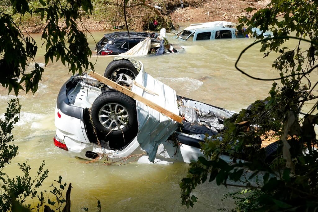 Al menos 22 personas murieron y las cuadrillas de rescatistas buscaban desesperadamente el domingo a decenas de desaparecidos entre casas destruidas y montones de escombros luego de una lluvia de proporciones históricas que generó inundaciones por la región central de Tennessee.