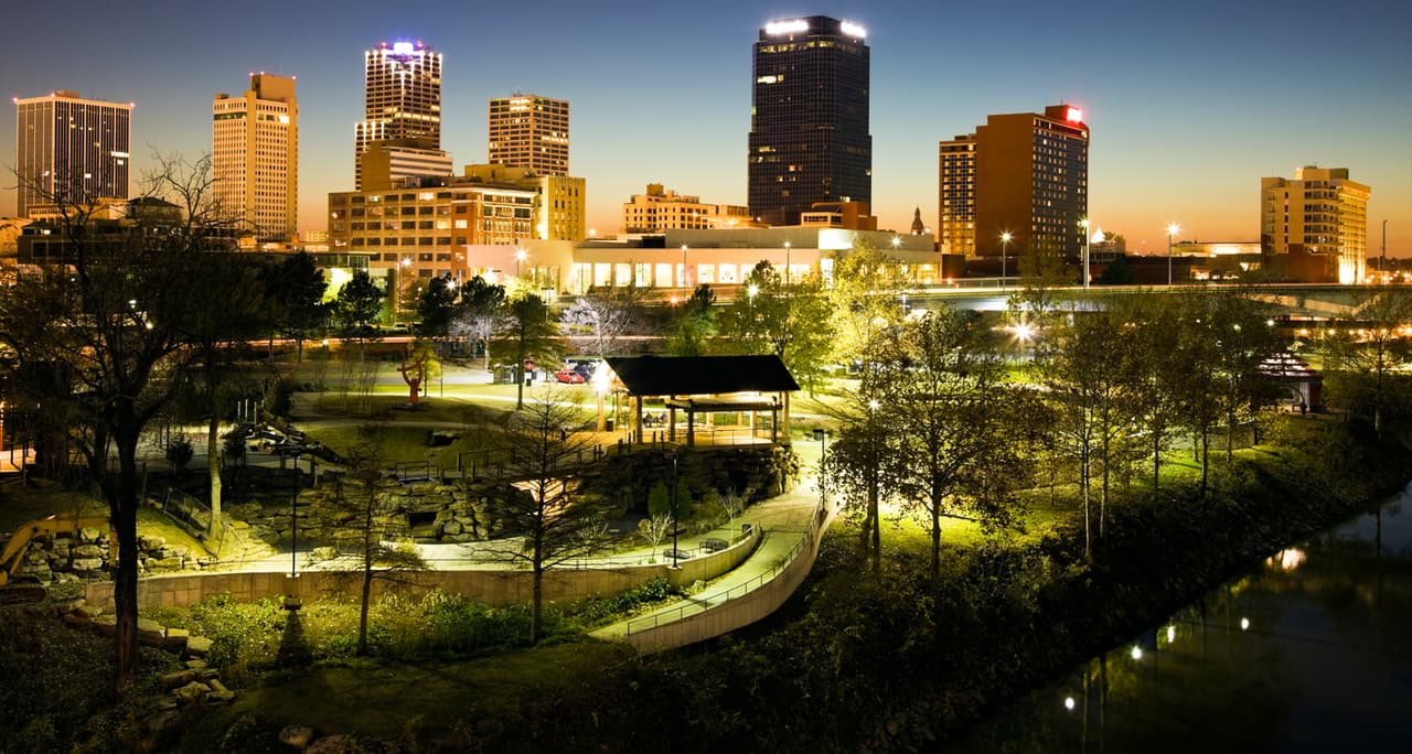 <h3 class="cms-H3-H3">4.- Arkansas</h3>
<br>
<b>Salario Digno Anual: </b>$54,359
<br>
<br>Arkansas es uno de los estados donde su dólar se estirará mucho con un costo de vida que está más del 10% por debajo del promedio nacional. 
<br>
<br>Sin embargo, muchos residentes del estado todavía luchan por alcanzar la marca del salario digno anual, ya que el ingreso familiar promedio es de solo $49,475.
<br>