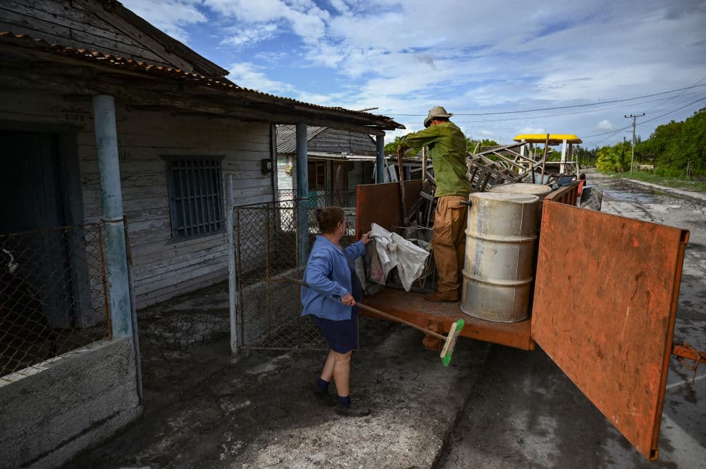 La intención de aslgunos residentes en Artemisa, es regresar a sus hogares tan pronto las condiciones del tiempo lo permitan. Sin embargo, llegarán con sus pertenencias secas, pues las sacaron para no perderlas.