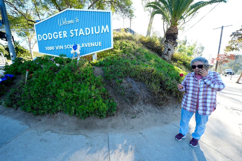 En el estadio de los 
<b>Dodgers</b>, fans pidieron por el eterno descanso del astro mexicano, que por más de cuatro décadas dejó una huella indeleble en las 
<b>Grandes Ligas del Béisbol estadounidense</b>. Este miércoles, Gladys Sarmiento se acercó para dejar una rosa 
<b><a href="https://www.univision.com/local/los-angeles-kmex/luto-los-angeles-tras-muerte-fernando-valenzuela-aficionados-lloran-al-eterno-34-los-dodgers" target="_blank">en memoria de Fernando Valenzuela, 'El Toro'</a></b>.