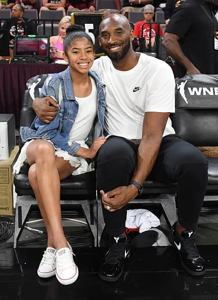 Gianna Bryant junto a su padre Kobe Bryant en 
<a href="https://www.univision.com/deportes/basquetbol/una-jugadora-de-origen-latino-es-la-nueva-lider-encestadora-en-la-historia-de-la-wnba">el juego de las estrellas de la WNBA </a>e n julio de 2019 en Las Vegas.