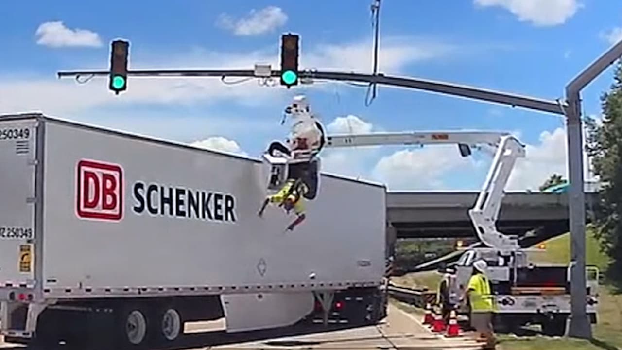 El arnés lo salvó: el momento en que un trabajador es arrollado cuando reparaba un semáforo