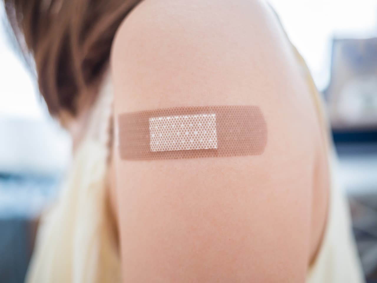 <b>La peligrosa moda anti-vacunas.</b> La tendencia a no vacunar a sus hijos, que 
<a href="https://www.univision.com/noticias/vacunas/mas-padres-creen-que-las-vacunas-son-innecesarias-pediatras-explican-por-que-se-equivocan">según algunas encuestas</a> cada vez siguen más padres, es la más peligrosa de las expuestas aquí. La comunidad médica ha desacreditado esta postura a través de numerosos estudios, algunos de ellos realizados por el 
<a href="http://www.nationalacademies.org/hmd/Reports/2013/The-Childhood-Immunization-Schedule-and-Safety.aspx">Institute of Medicine</a>, los 
<a href="http://www.cdc.gov/vaccines/vac-gen/imz-basics.htm">Centros para el Control y la Prevención de Enfermedades</a> (CDC), 
<a href="http://www.niaid.nih.gov/topics/vaccines/Pages/Default.aspx">National Institutes of Health</a>, 
<a href="http://www8.nationalacademies.org/onpinews/newsitem.aspx?RecordID=13164">National Academy of Sciences</a> y la 
<a href="http://www.who.int/features/qa/84/en/">Organización Mundial de la Salud</a>.
