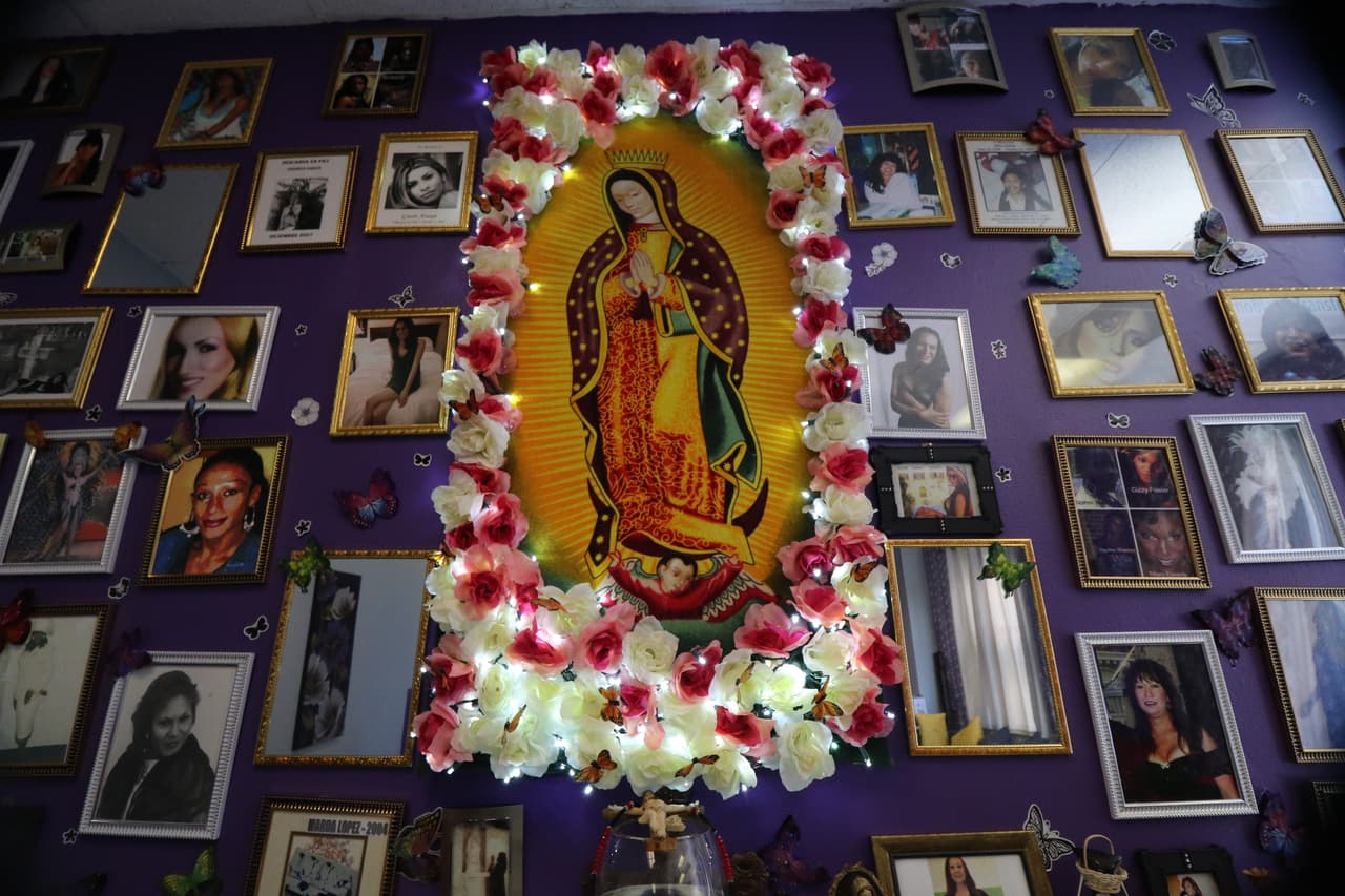 El mural es en realidad un 'altar'. Tiene las imágenes de decenas de personas del colectivo LGBT que han muerto de manera trágica producto de la violencia.
