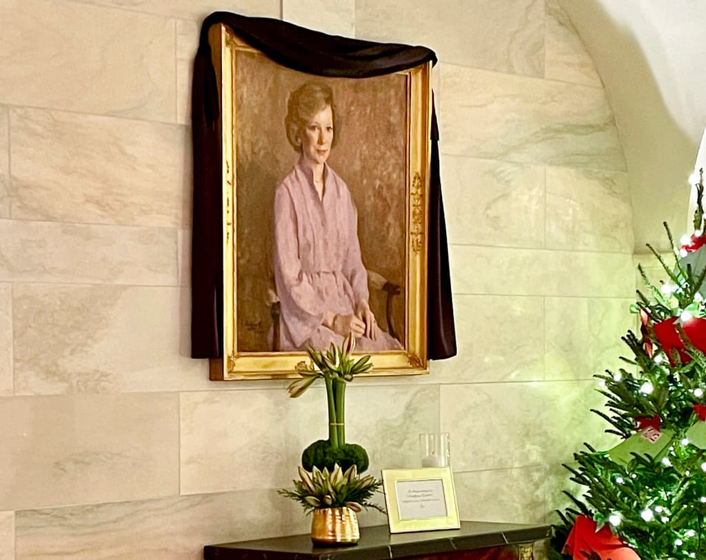 Se prevé que el presidente Joe Biden y la primera dama, Jill Biden; así como la vicepresidenta Kamala Harris y su marido Doug Emhoff, viajen a Atlanta el martes para honrar la memoria de Rosalynn Carter, quien será enterrada el miércoles.