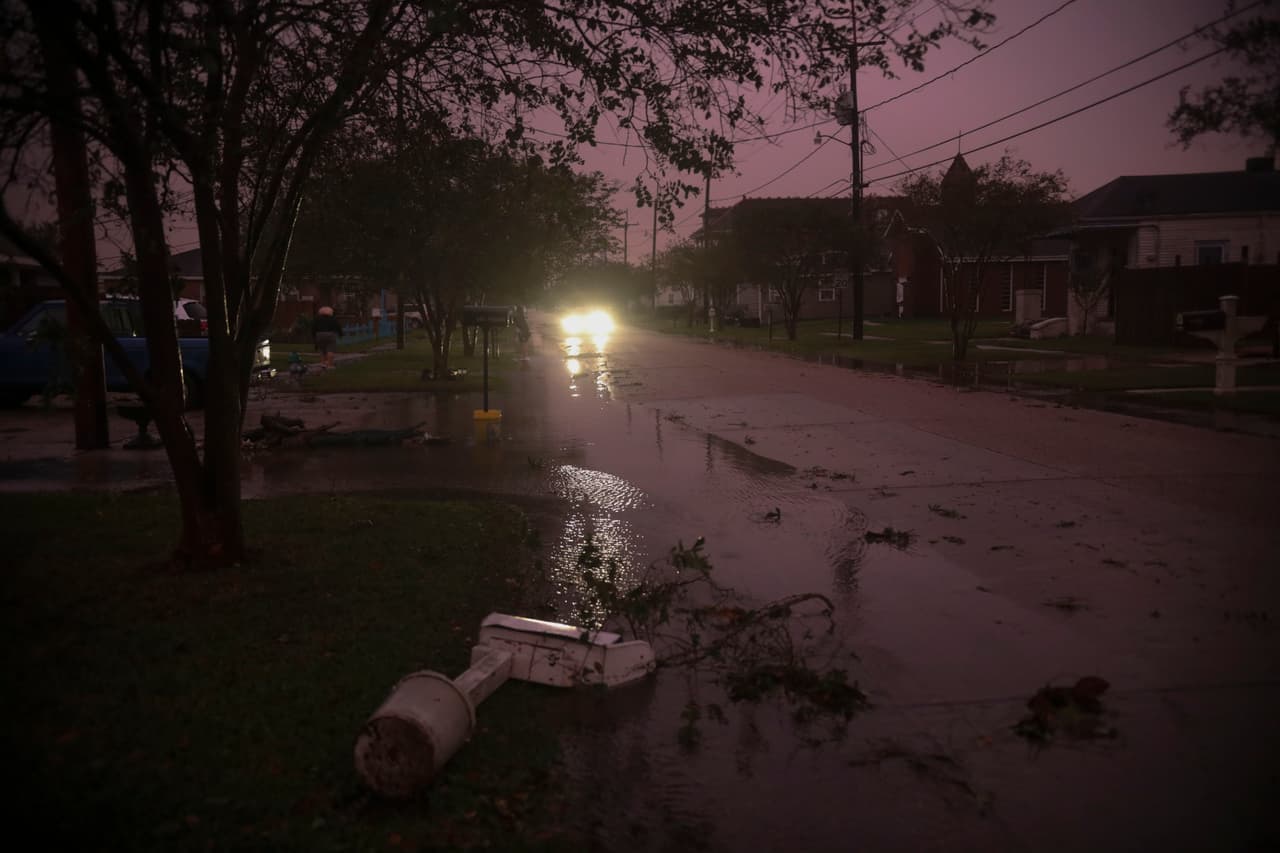 Se ven escombros en las calles mientras el huracán Zeta pasa por encima el 28 de octubre de 2020 en Arabi, Louisiana. Siete huracanes han golpeado la costa del Golfo en 2020, trayendo una prolongada destrucción a la zona.