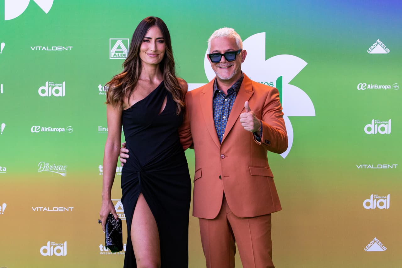 <h2 class="cms-H2-H2"><b>Alejandro Sanz y Rachel Valdes</b></h2>
<br>
<br>La pareja no lo ha hecho oficial, pero varios son los rumores de la separación debido a los problemas emocionales que ha tenido Alejandro Sanz en los últimos meses, y de que ella abandonara, supuestamente, la casa donde vivían.
<br>