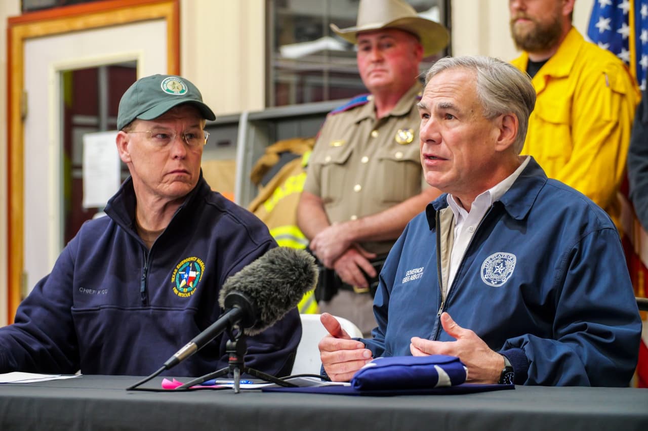 La tarde del viernes 18 de marzo, el Gobernador de Texas 
<b>Greg Abbott </b>visitó Eastland 
<a href="https://www.univision.com/local/dallas-kuvn/greg-abbott-gobernador-incendio-zona-de-desastre-condados-norte-de-texas" target="_blank">y firmó la declaración de zona de desastre </a>e n 11 condados del norte del estado.
