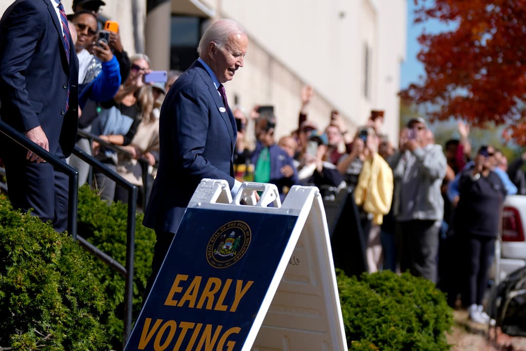 El presidente Joe Biden sale del centro de votación anticipada en Delaware en el que votó este lunes.