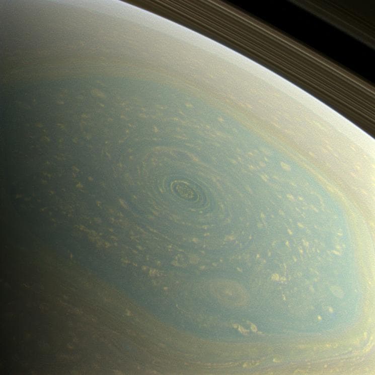Una tormenta similar a un huracán rodea el polo norte de Saturno dentro del famoso "hexágono", que los científicos creen que es una corriente de chorro errante que gira alrededor del polo norte.