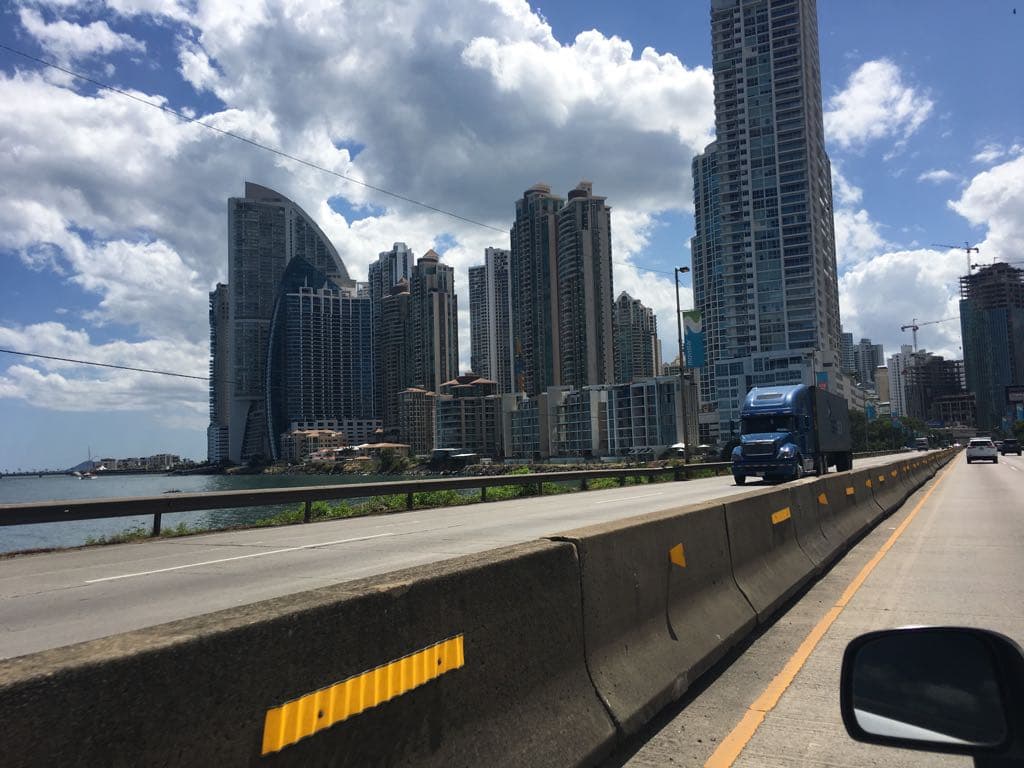 El hotel resalta de inmediato a la vista cuando se toma la vía principal para entrar a la ciudad desde el aeropuerto internacional de Panamá.
