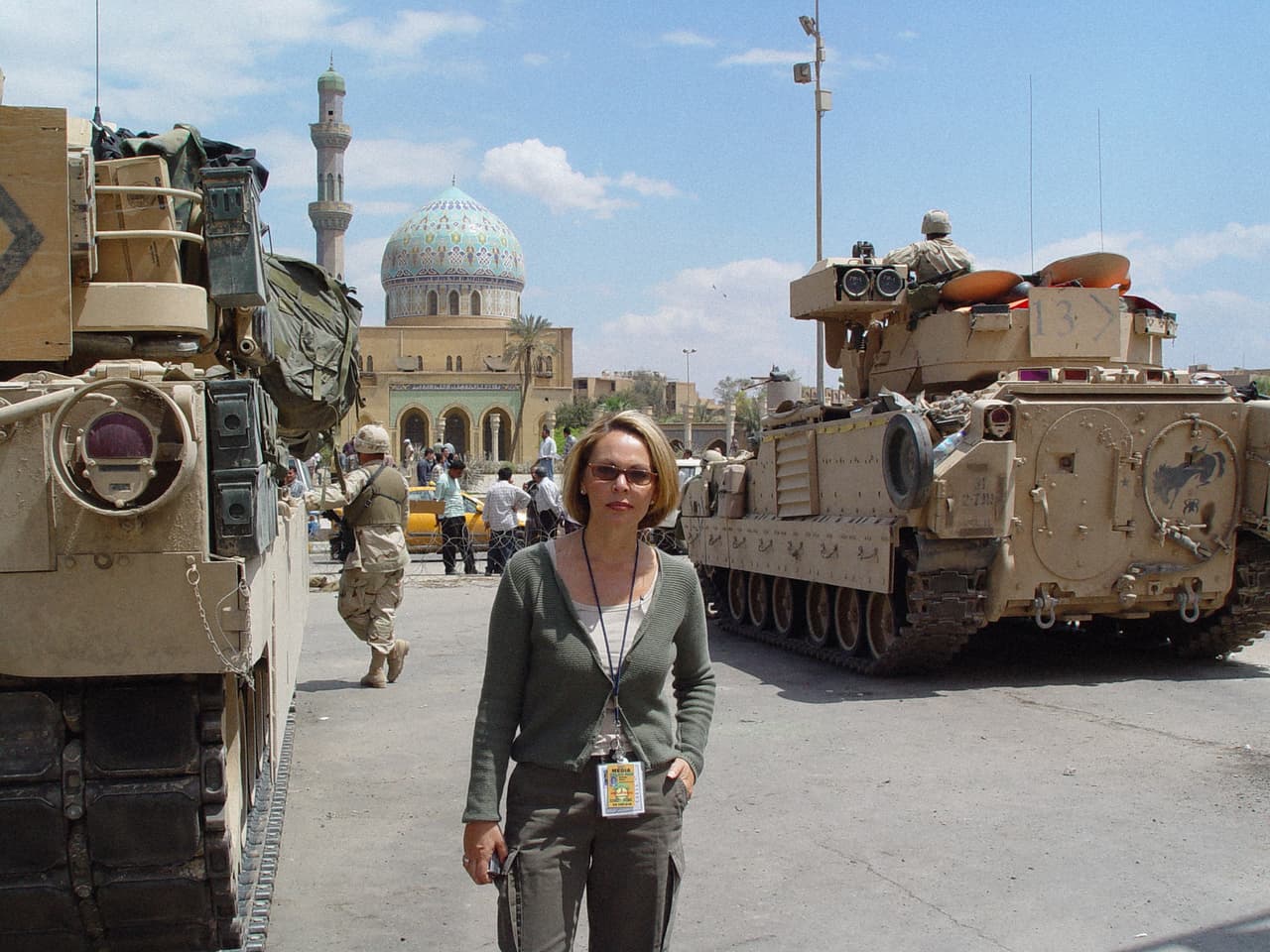 María Elena Salinas junto a los tanques de guerra estadounidenses en Bagdad, Irak. Nació en Los Ángeles, California en 1954, de padres mexicanos.