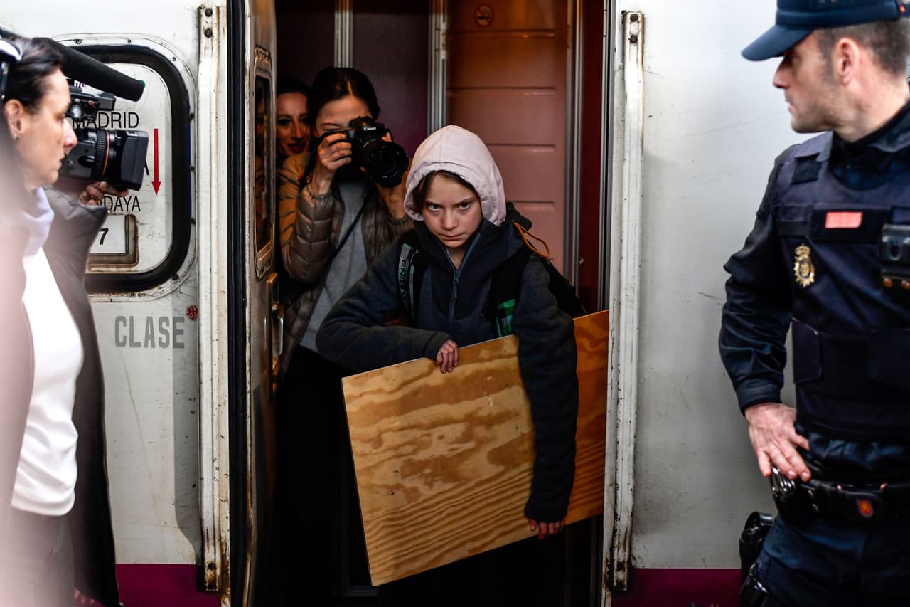 Thunberg llegó a Madrid en un tren que partió de la ciudad de Lisboa, a la que llegó tras cruzar en barco el Atlántico. La activista había asistido a una cumbre de la ONU en septiembre en Nueva York.