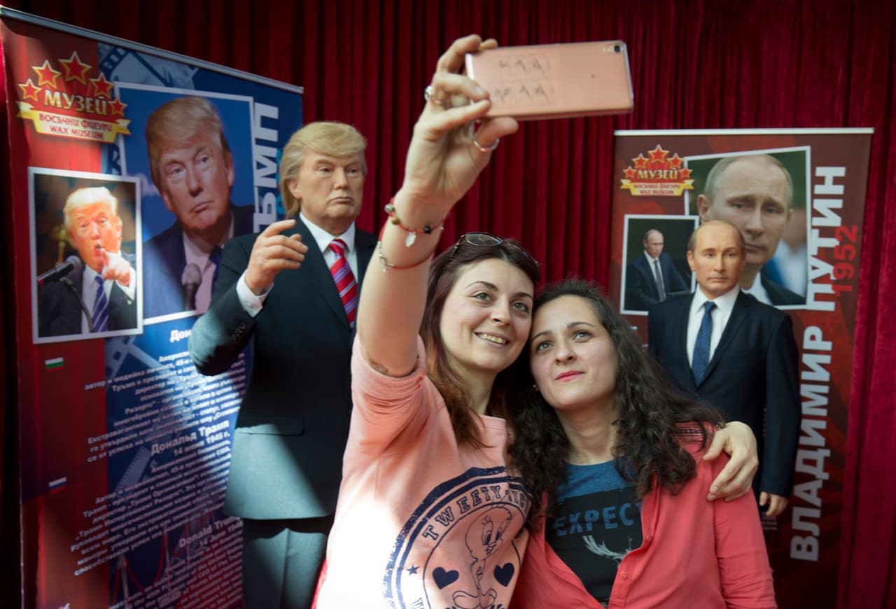 SOFÍA, BULGARIA.- 
<b>De cera.</b> Dos mujeres se toman una selfie frente a los muñecos de cera de los presidentes Trump y Putin.
