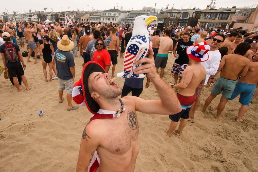 En la foto, la celebración en el 4 de julio de la competición 47th annual Hermosa Beach Ironman en la playa 
<b>Hermosa Beach de California, </b>tras la cancelación de la edición de 2020 debido a la pandemia.
<br>
