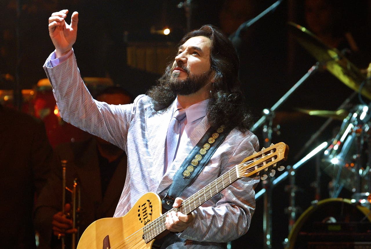 <span class="cms-h3-H3"><b>Marco Antonio Solís</b></span>. 
<b><h3 class="cms-h3-H3">Nominaciones: 1 </h3>¿A qué está nominado?: </b>ArtistaMasculino Del Año Pop/Rock.