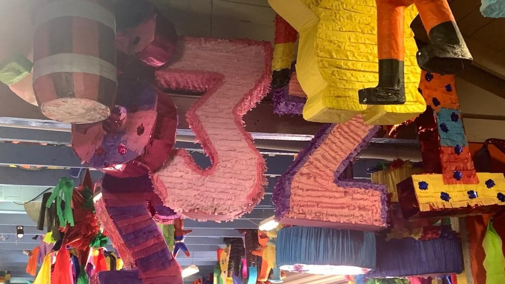 Rigoberto promete ofertas y sorpresas en su tienda.