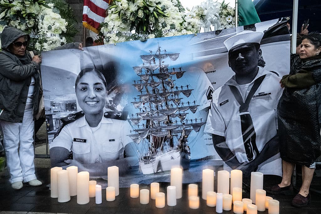 Durante la vigilia, los participantes rindieron homenaje específico a América Yamilet Sánchez y Adal Maldonado, las víctimas mortales del accidente.