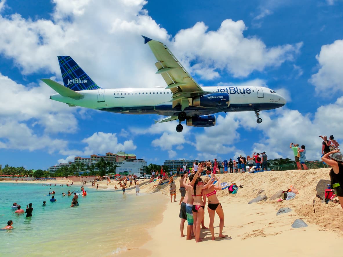 <h3 class="cms-H3-H3">Aeropuerto Internacional Princesa Juliana (SXM), San Martín</h3>
<br>
<br>Es el principal aeropuerto de la isla caribeña de San Martín. Este aeropuerto es uno de los aeropuertos más activos también. Antes de aterrizar, los aviones sobrevuelan una playa y algunas carreteras, apenas fuera del alcance desde tierra. 
<br>
<br>Un avión regular a uno de gran tamaño requiere un mínimo de 8000 pies de pista de aterrizaje, pero este aeropuerto tiene solo 7000, lo que lo convierte en uno de los aeropuertos más peligrosos del mundo.
<br>