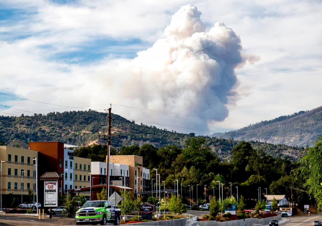 Más allá de los árboles, la comunidad de Wawona, que está rodeada de parques, estaba amenazada y se ordenó a la gente que se marchara desde el viernes por la noche. Además de los residentes, se ordenó la salida de unas 600 a 700 personas que se alojaban en tiendas de campaña, cabañas y un hotel histórico en el campamento de Wawona.
