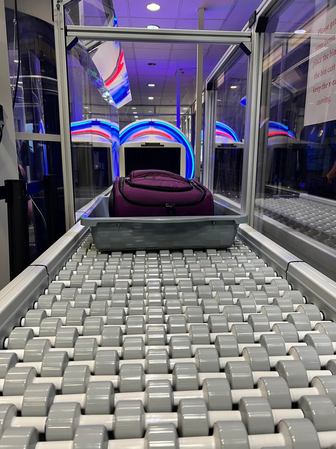 Para más información sobre qué pasar o qué no pasar en los aeropuertos o bien consejos para viajar, puede visitar la 
<b><a href="https://www.tsa.gov/news/press/releases/2023/10/27/tsa-shares-spine-chilling-halloween-travel-tips" target="_blank">página de la TSA</a></b>.