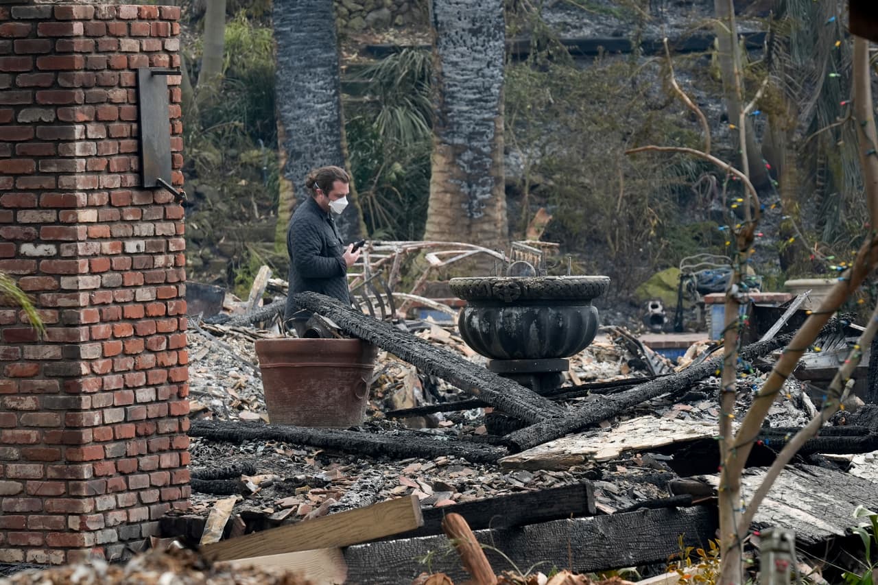 Un residente revisa su
<b> propiedad dañada por el fuego</b> luego de que el incendio Franklin arrasara Malibú.