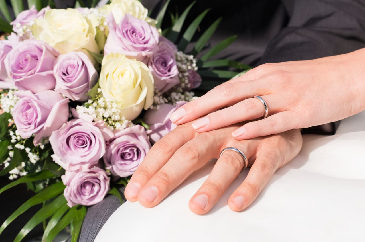 El Servicio de Inmigración menciona en su portal de internet que uno de los tipos de fraude matrimonial que existen es cuando se le paga a un ciudadano estadounidense, o se le pide que se le haga un favor, para casarse con un extranjero.