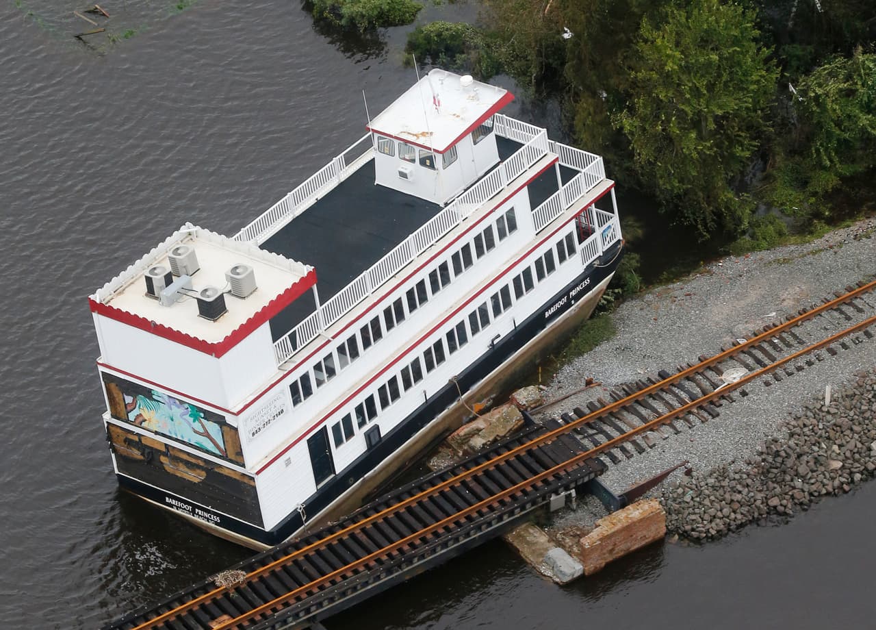 Un bote turístico fue arrastrado hasta chocar con puente ferroviario en New Bern.
