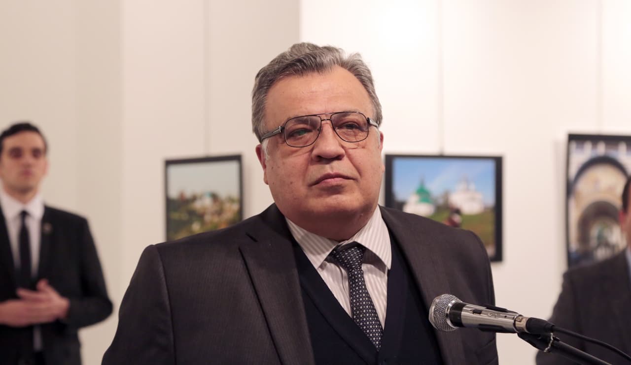 Karlov ya tenía varios minutos dando el discurso. Detrás de él a su derecha aguardaba el atacante.