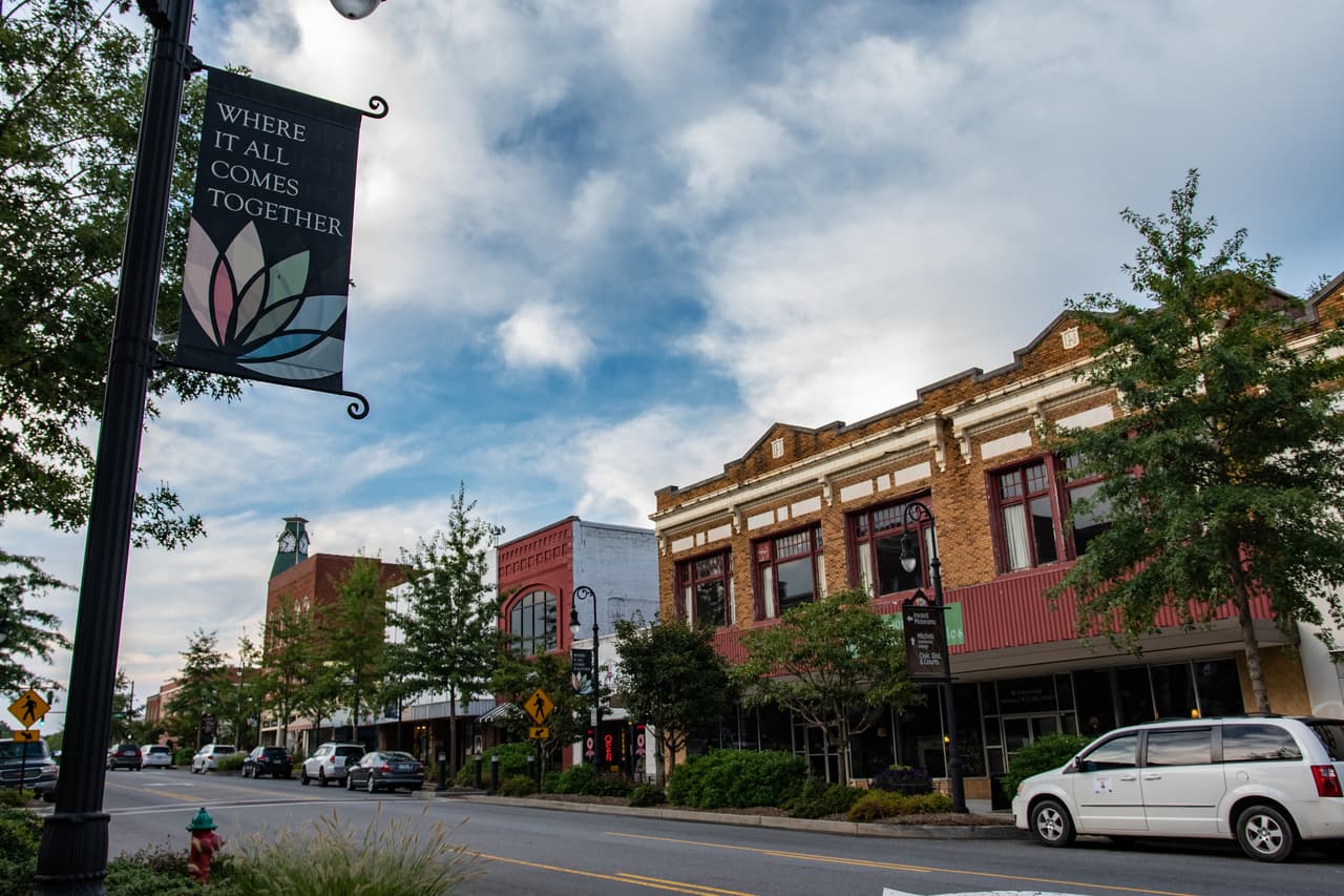 <h3 class="cms-H3-H3">24. Statesville</h3>
<br>
<br>Esta localidad es conocida como “la capital de globos aerostáticos del este” y, cada año, atrae a miles de visitantes para un festival, que se celebra en octubre. Ofrece numerosas atracciones para niños, arquitectura histórica y varios lugares recreativos.
<br>
<br>🏡 
<b>Estado: </b>Carolina del Norte
<br>
<br>🏡 
<b>Condado: </b>Iredell
<br>
<br>🏡 
<b>Población:</b> 27,667
<br>