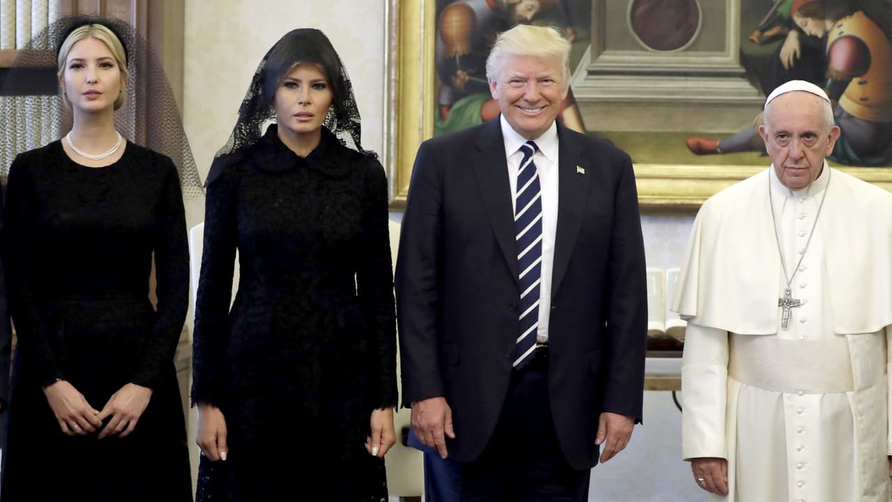 <b>Momento feliz.</b> Donald
<b> </b>Trump no paró de mostrarse a gusto durante su visita al papa Francisco en el vaticano en mayo de 2017. Esta es la fotografía más recordada del evento, tomada cuando el mandatario y su familia posan junto al sumo pontífice para una foto oficial. La sonrisa amplia de Donald Trump contrasta con las otras expresiones de los personajes en la imagen.