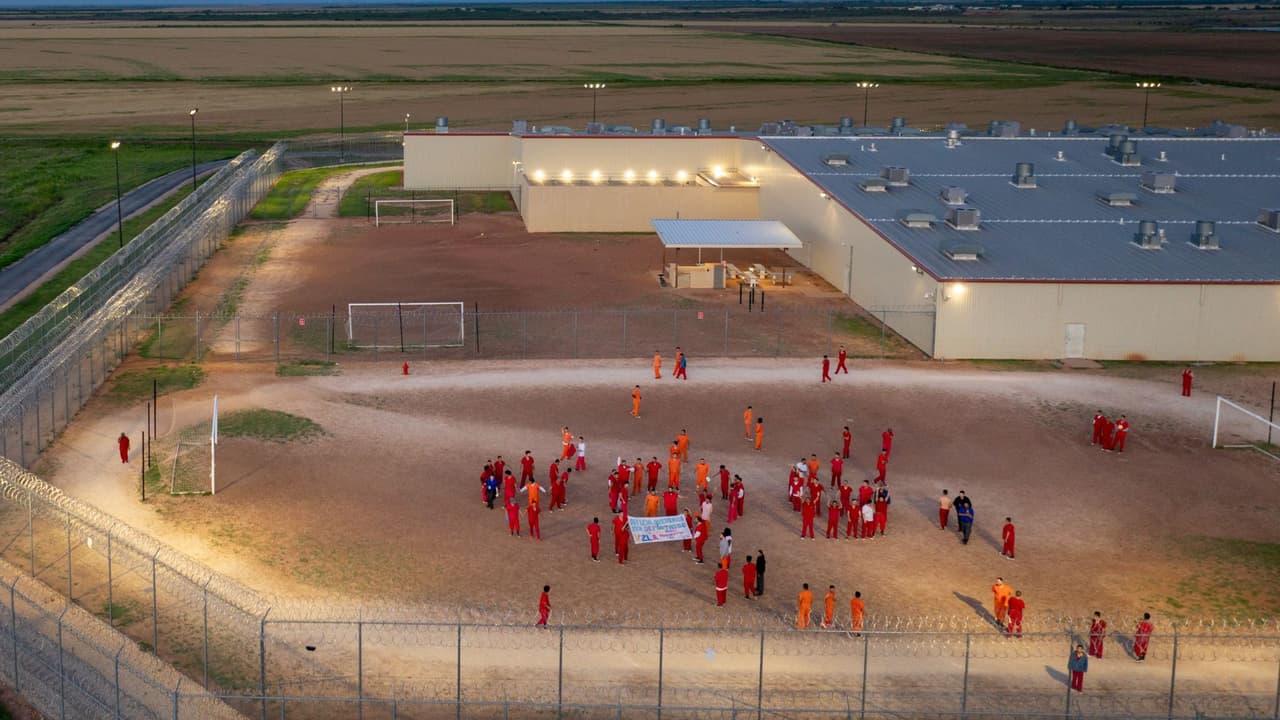 <h3 class="cms-H3-H3">Un mensaje que pone el foco en el sistema </h3>
<br>La imagen de hombres pidiendo deportación con una pancarta hecha a mano y el mensaje “SOS” enviado al cielo, ha reabierto 
<b>el debate sobre el trato a migrantes detenidos en Estados Unidos</b>, las condiciones dentro de los centros del ICE y las herramientas legales que el gobierno usa en su contra. Más allá del perfil criminal que se les atribuya, 
<b>el episodio muestra un sistema de detención bajo presión y un grupo de hombres al borde del colapso.</b>
