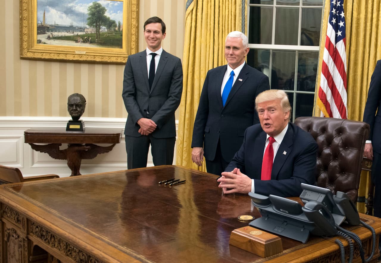 <b>El regreso de Churchill.</b> Durante la gestión de Barack Obama, el Busto de Winston Churchill estuvo fuera del salón oval. 
<b><a href="https://www.washingtonpost.com/news/fact-checker/wp/2017/01/23/heres-the-real-story-about-the-churchill-bust-in-the-oval-office/?utm_term=.1de1d66ccc08">El expresidente admitió en 2016</a></b> que lo había sacado par hacer espacio para la escultura de Martin Luther King. Ahora a la derecha de Donald Trump, esta obra de arte es una de las dos idénticas realizadas por el escultor inglés Sir Jacob Epstein. El primer busto de Churchill llegó a la Casa Blanca en 1965, durante el gobierno de Lyndon B. Johnson. El segundo fue enviado en 2001 por Tony Blair a George W. Bush en calidad de préstamo, cuando el primero fue enviado a reparaciones.