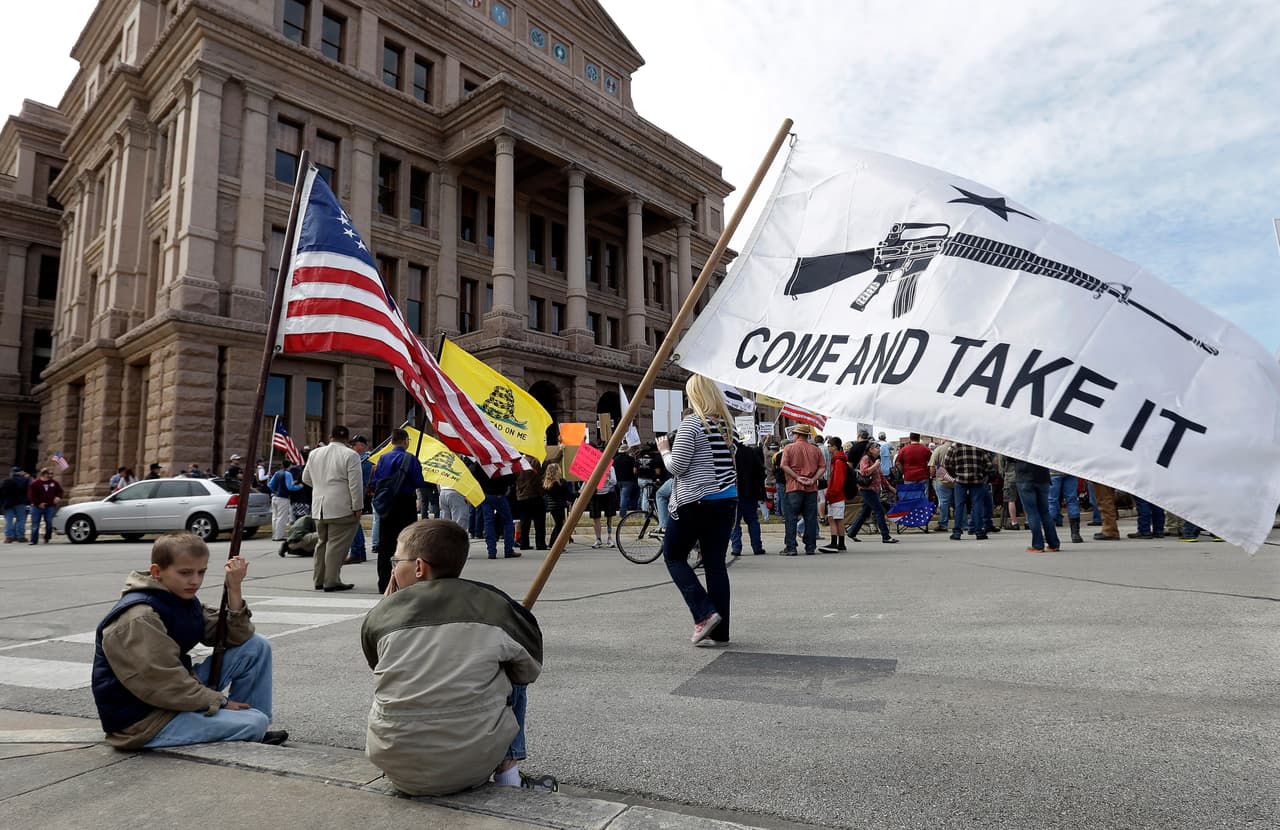 Qué son las leyes de 'bandera roja' que muchos proponen para reducir masacres como Dayton o El Paso