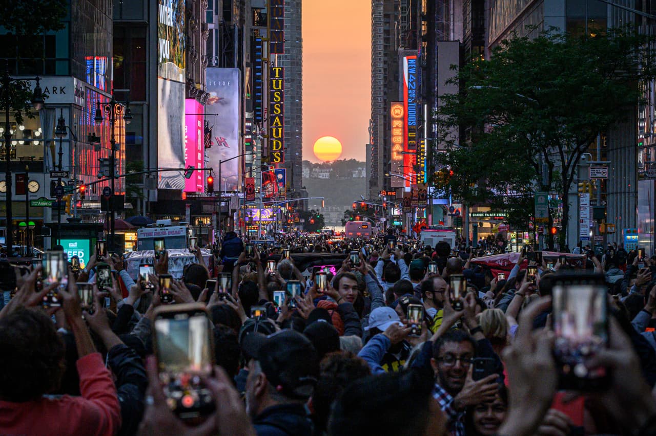 El Sol se alinea con las calles de Manhattan y por minutos produce un hermoso fenómeno.